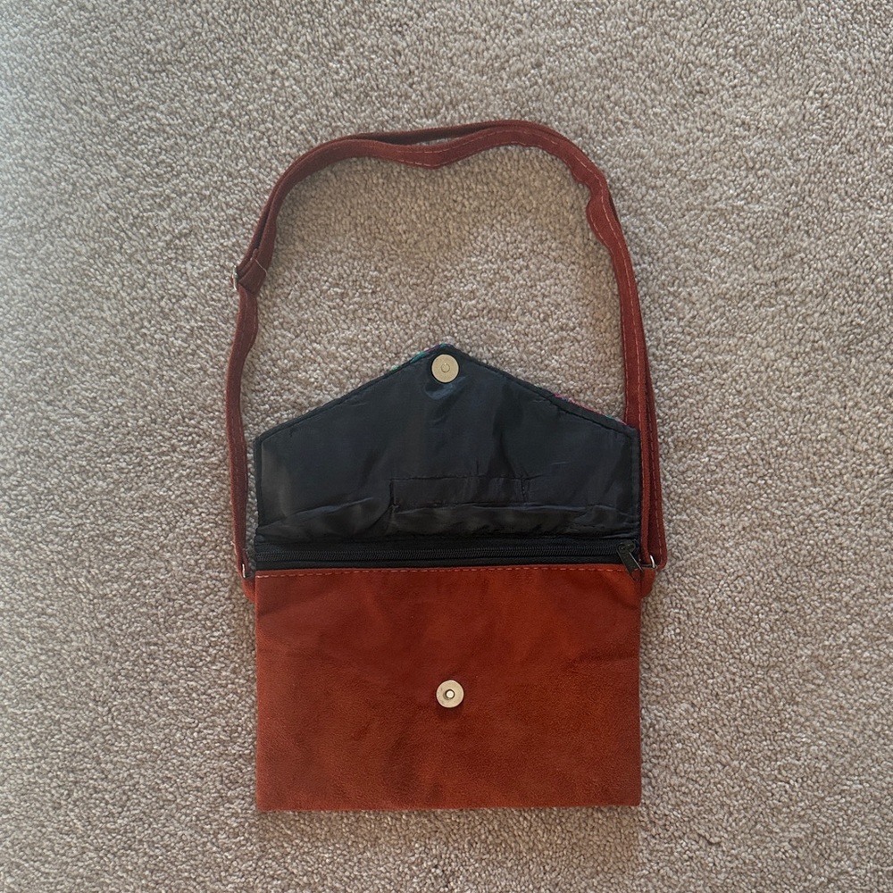 Floral Embroidered leather Brown crossbody Bag - Guatemala artisanal bag - Picture 2 of 5